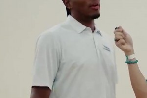 火爆球帝间低调看直播